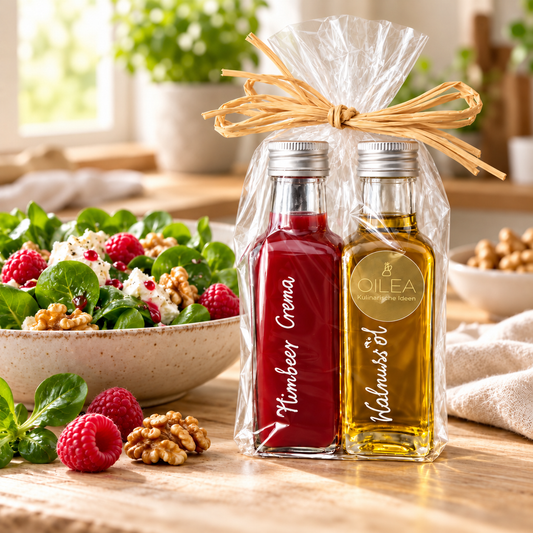 Himbeer Crema und Walnussöl im 2 × 100 ml Geschenkset neben Feldsalat mit Ziegenkäse, Himbeeren und Walnüssen – Serviervorschlag