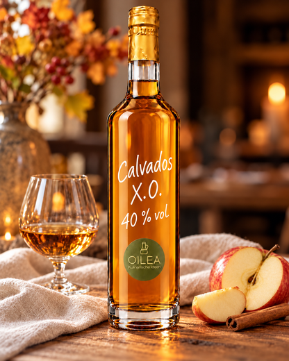 Calvados X.O. 40 % vol in der OILEA-Flasche in einer passenden Genuss-Szene – Serviervorschlag