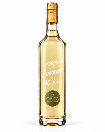 Grappa di Amarone Barricato 40 % vol in der OILEA-Geradhalsflasche auf weißem Hintergrund