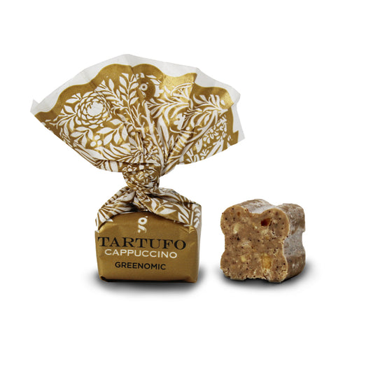 Greenomic Tartufo Cappuccino – einzeln verpackte Kaffee-Haselnusspraline und Anschnitt auf weißem Hintergrund