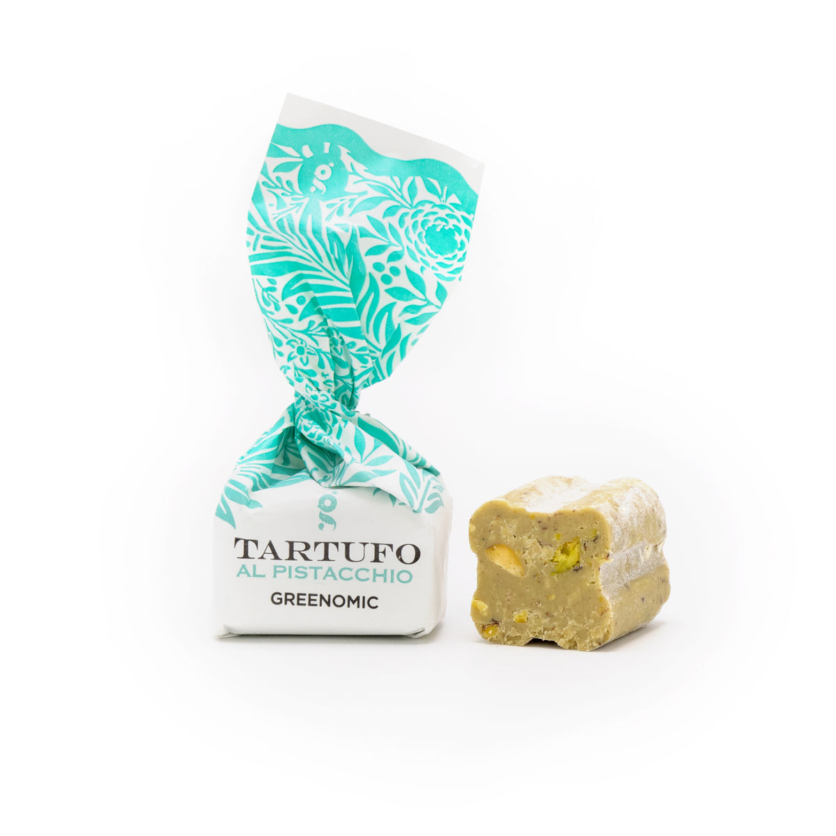 Greenomic Tartufo Al Pistacchio – einzeln verpackte Pistazienpraline und Anschnitt auf weißem Hintergrund