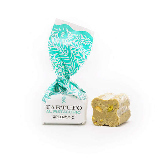 Greenomic Tartufo Al Pistacchio – einzeln verpackte Pistazienpraline und Anschnitt auf weißem Hintergrund