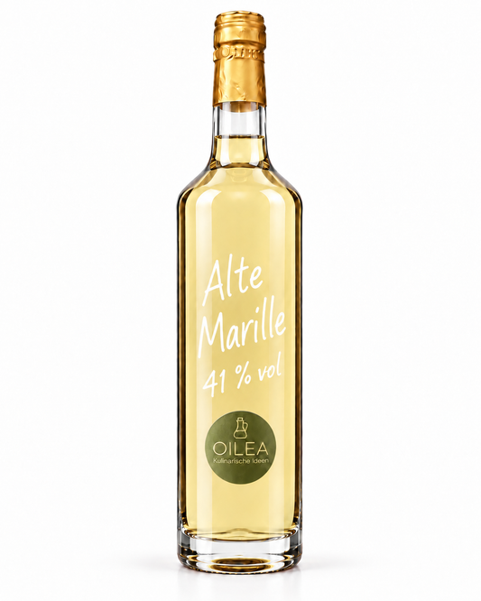Alte Marille 41 % vol mit heller goldgelber Füllung in der OILEA-Geradhalsflasche auf weißem Hintergrund