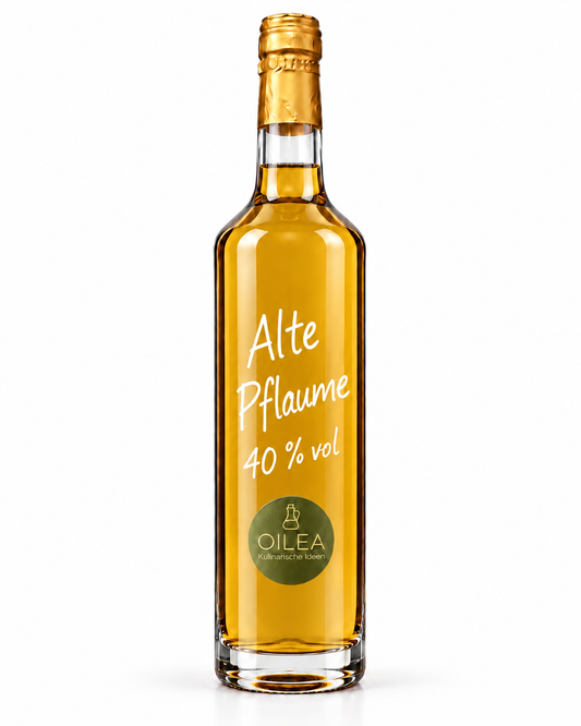 Alte Pflaume 40 % vol mit goldgelber Füllung in der OILEA-Geradhalsflasche auf weißem Hintergrund