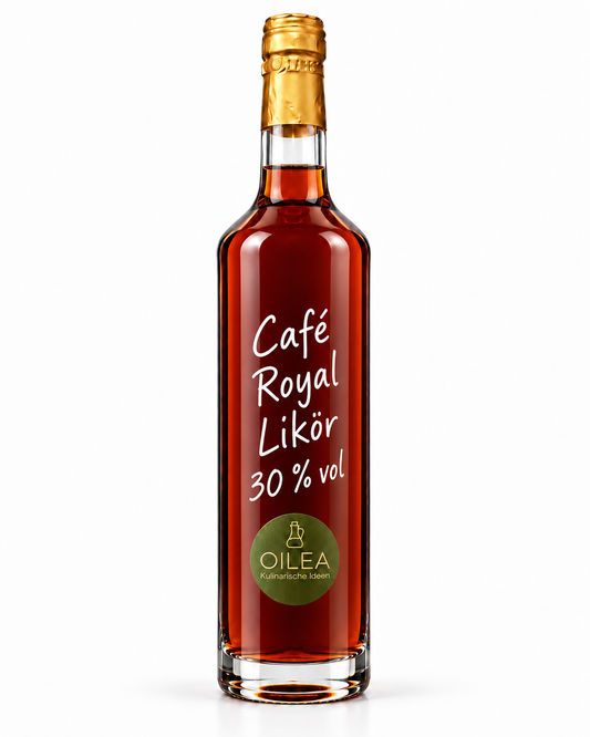 Café Royal Likör 30 % vol mit rötlich-brauner Füllung in der OILEA-Geradhalsflasche auf weißem Hintergrund