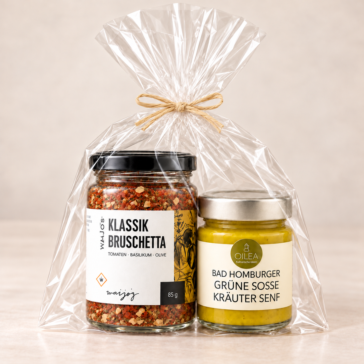 Bruschetta & Senf in Cellophan verpackt und mit Bast zugebunden