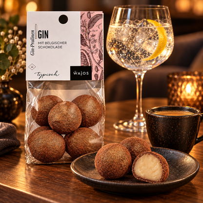 Gin-Pralinen mit Anschnitt zu Espresso und Gin Tonic im warmen Abend-Ambiente