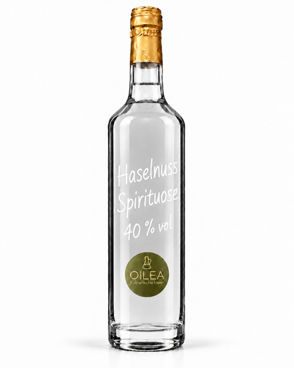 Wajos Haselnuss Spirituose 40 % vol in der OILEA-Geradhalsflasche auf weißem Hintergrund