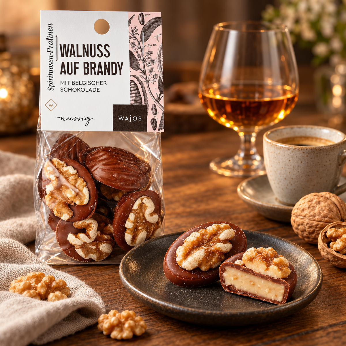 Walnuss auf Brandy Pralinen mit Anschnitt zu Walnüssen, Espresso und Brandy im Abend-Ambiente