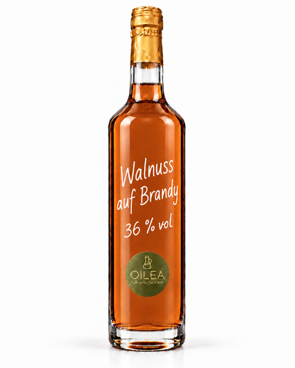 Walnuss auf Brandy 36 % vol in der OILEA-Geradhalsflasche auf weißem Hintergrund