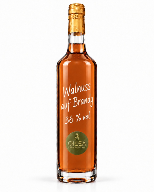 Walnuss auf Brandy 36 % vol in der OILEA-Geradhalsflasche auf weißem Hintergrund